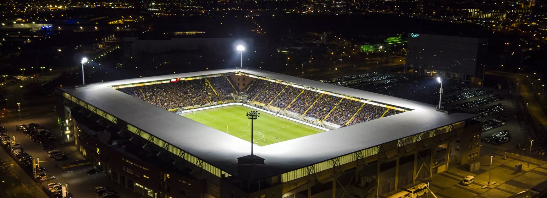 Luchtfoto van het verlichte stadion aan de Stadionstraat in Breda